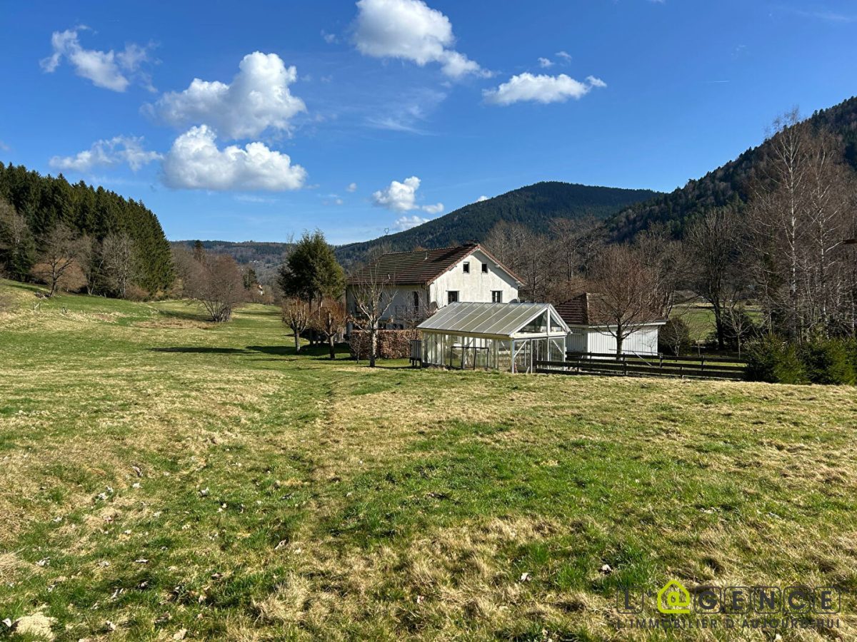 Maison 8 pièces 220 m2 avec grand terrain au calme